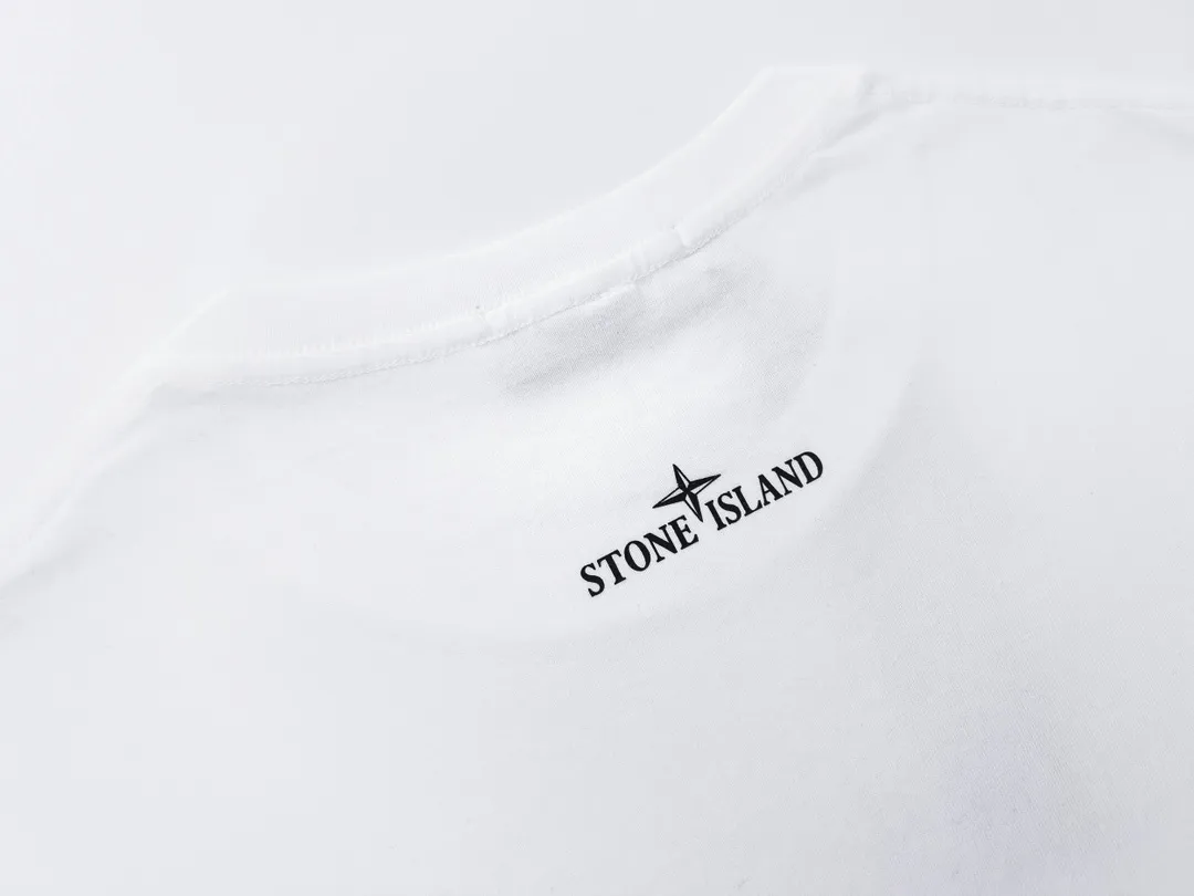 W621#P110💰 [Stone lsland/Stone Island summer new short-sleeved T-shirt with flame compass print on the chest] ⚠️[Original creation with high control of details] - Made of 260 grams of combed cotton with 32-count double yarn, soft and comfortable to the touch, sweat-absorbent and breathable. - Simple, basic and versatile style, original quality, the first choice for couples. - Made in a large factory, four needles and five threads on the shoulder, neatly arranged, high quality workmanship. - Same style for men and women. Very versatile, one piece for everyone, details are clearly visible. Color: Black White Size: M L